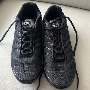 NEW NIKE AIR SIZE 8.5 SNEAKERS